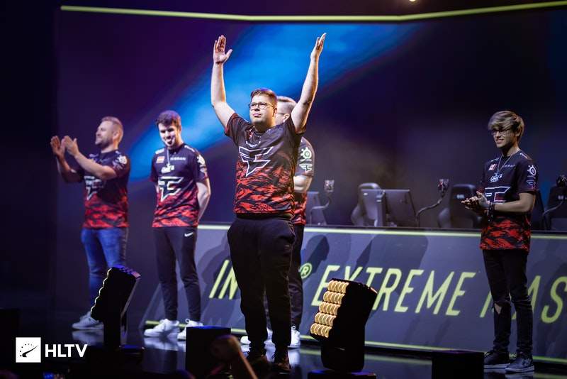 100T官推发布Doublelift、Prince交换队服合影：意义所在